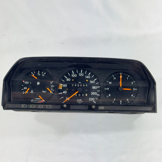 Aufbereitetes Mercedes W201 Kombiinstrument 2.0E mit 220 km/h Skala, ECO-Anzeige und Uhr, Teilenummer A2015421606
