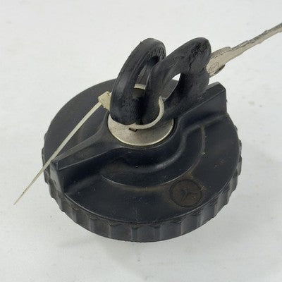 Mercedes Tankdeckel abschließbar mit Schlüssel W123 – Bild 2