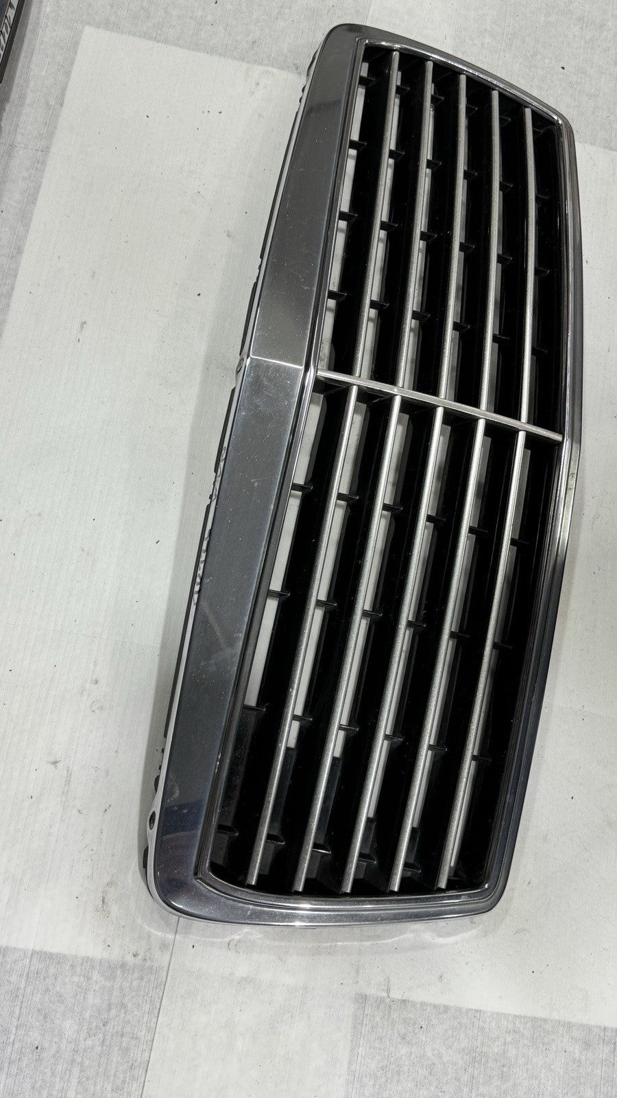 Mercedes E Klasse W210 Kühlergrill Frontgrill Original Elegance 2108800083 – Bild 4