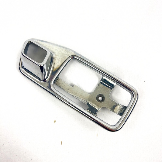 Mercedes Benz Rosette Griffmulde Rechts Innen für Armlehne Chrom A1167660211 – Bild 1