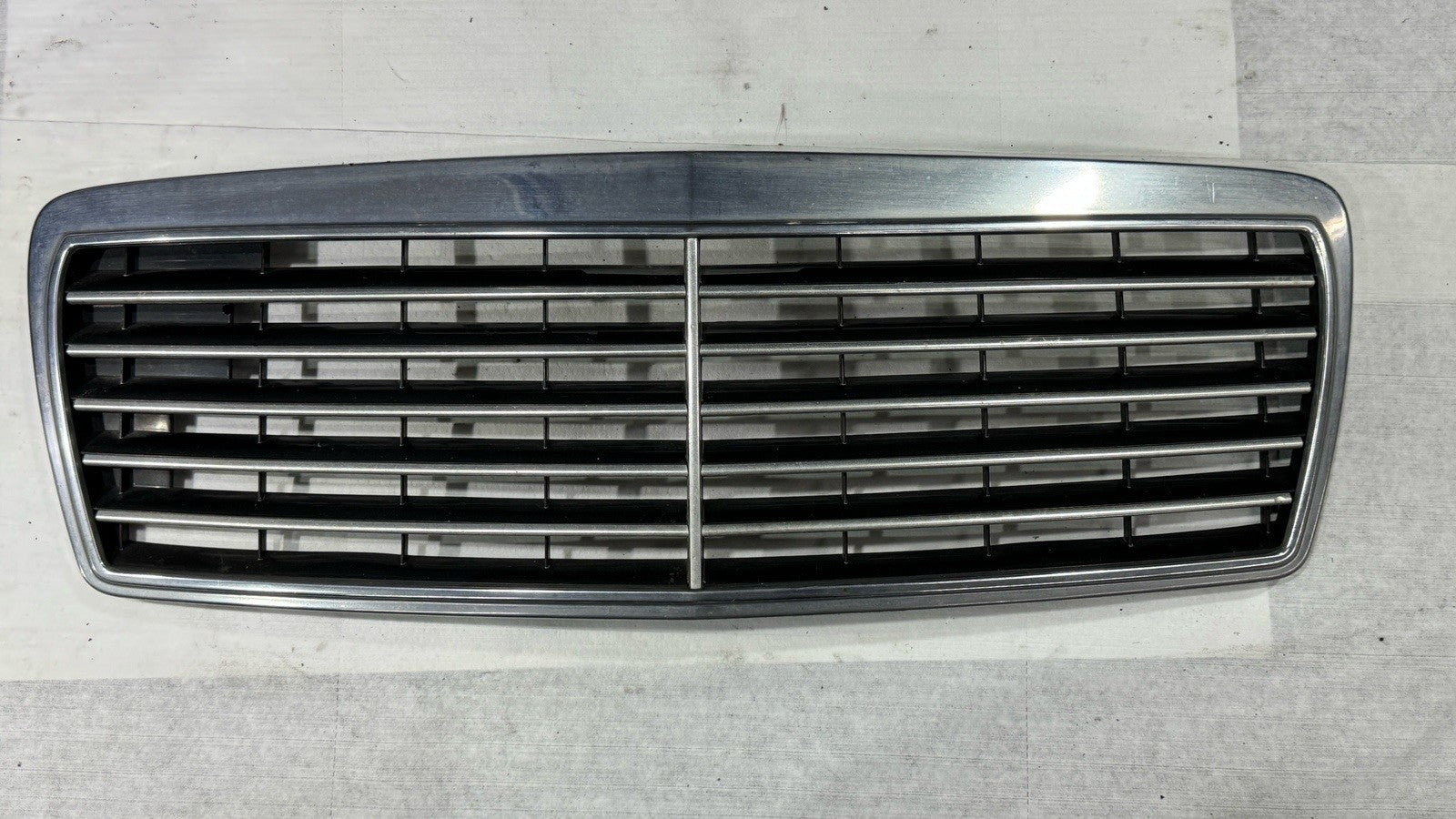 Mercedes E Klasse W210 Kühlergrill Frontgrill Original Elegance 2108800083 – Bild 1