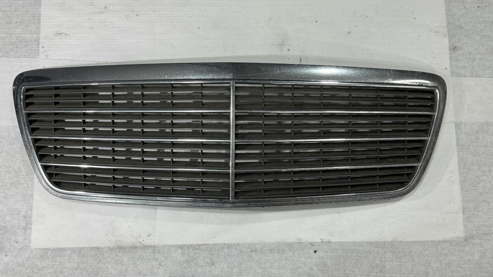Mercedes E Klasse W210 Kühlergrill Frontgrill Original Avantgarde 2108800483 – Bild 1