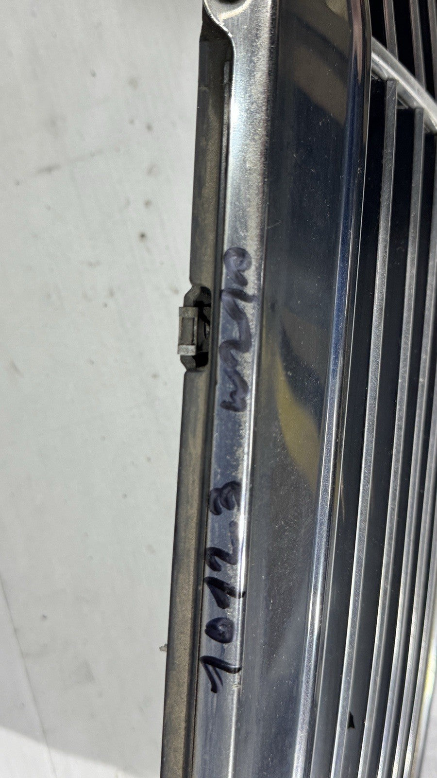 Mercedes E Klasse W210 Kühlergrill Frontgrill Original Elegance 2108800083 – Bild 7
