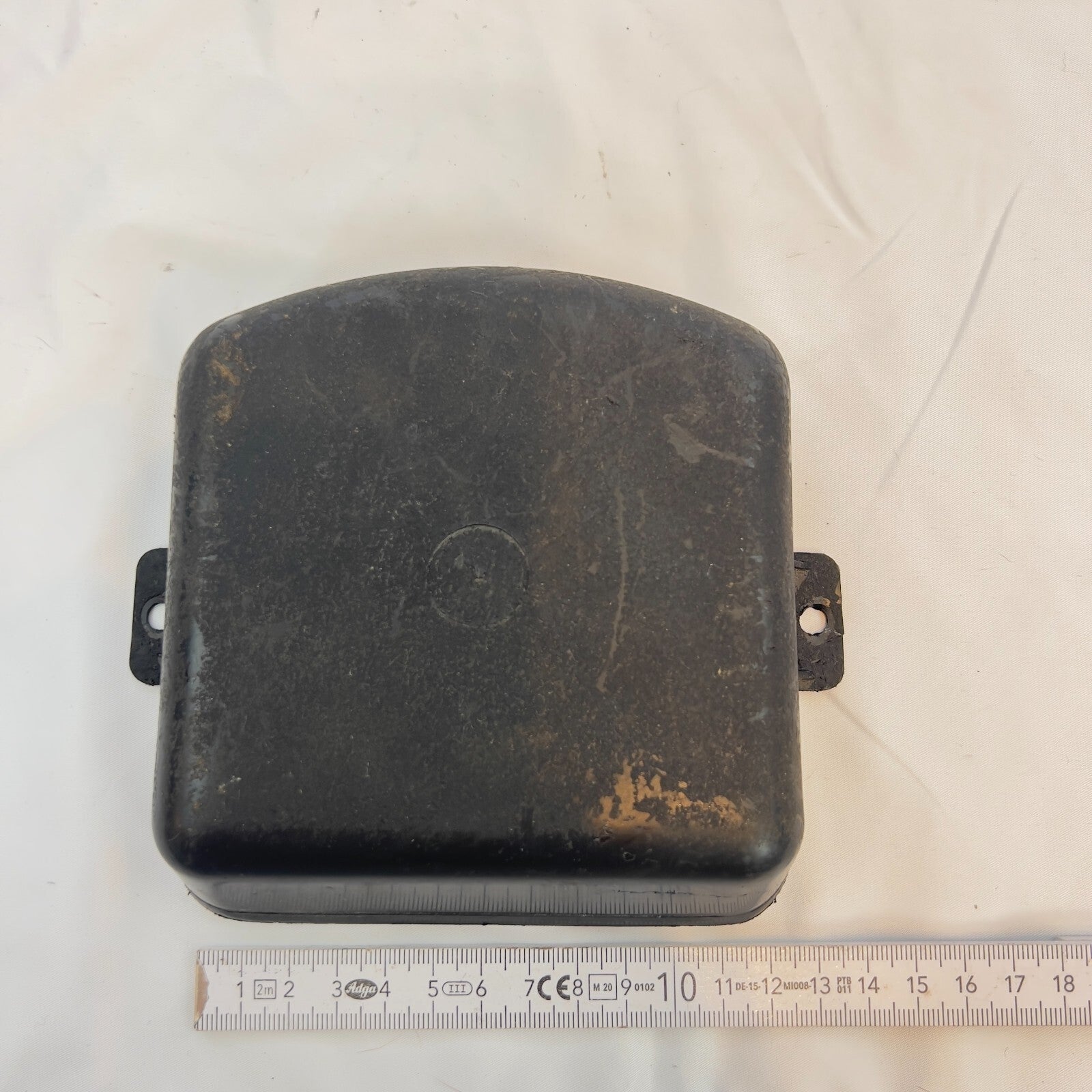 MercedesBenz W111 Abdeckung Differential Gummilager im Kofferraum A1116930030 – Bild 3