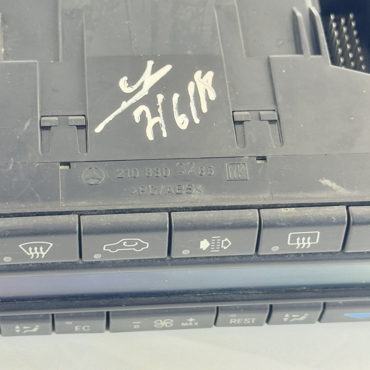 Mercedes W210 S210 Klimabedienteil A2108303285 – Bild 3