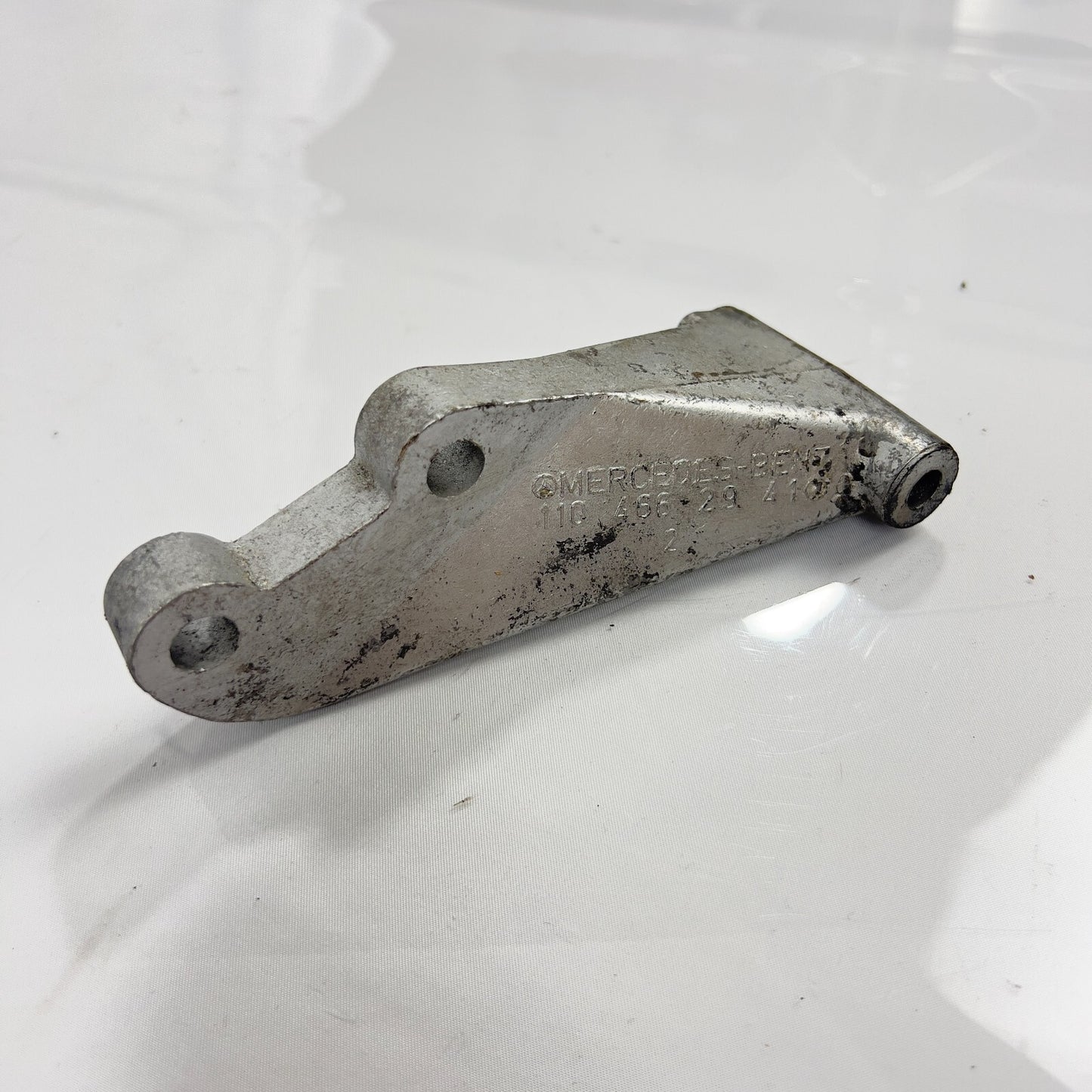 Mercedes Benz Halterung Halter Träger für W123 W110 A1104662941 – Bild 3