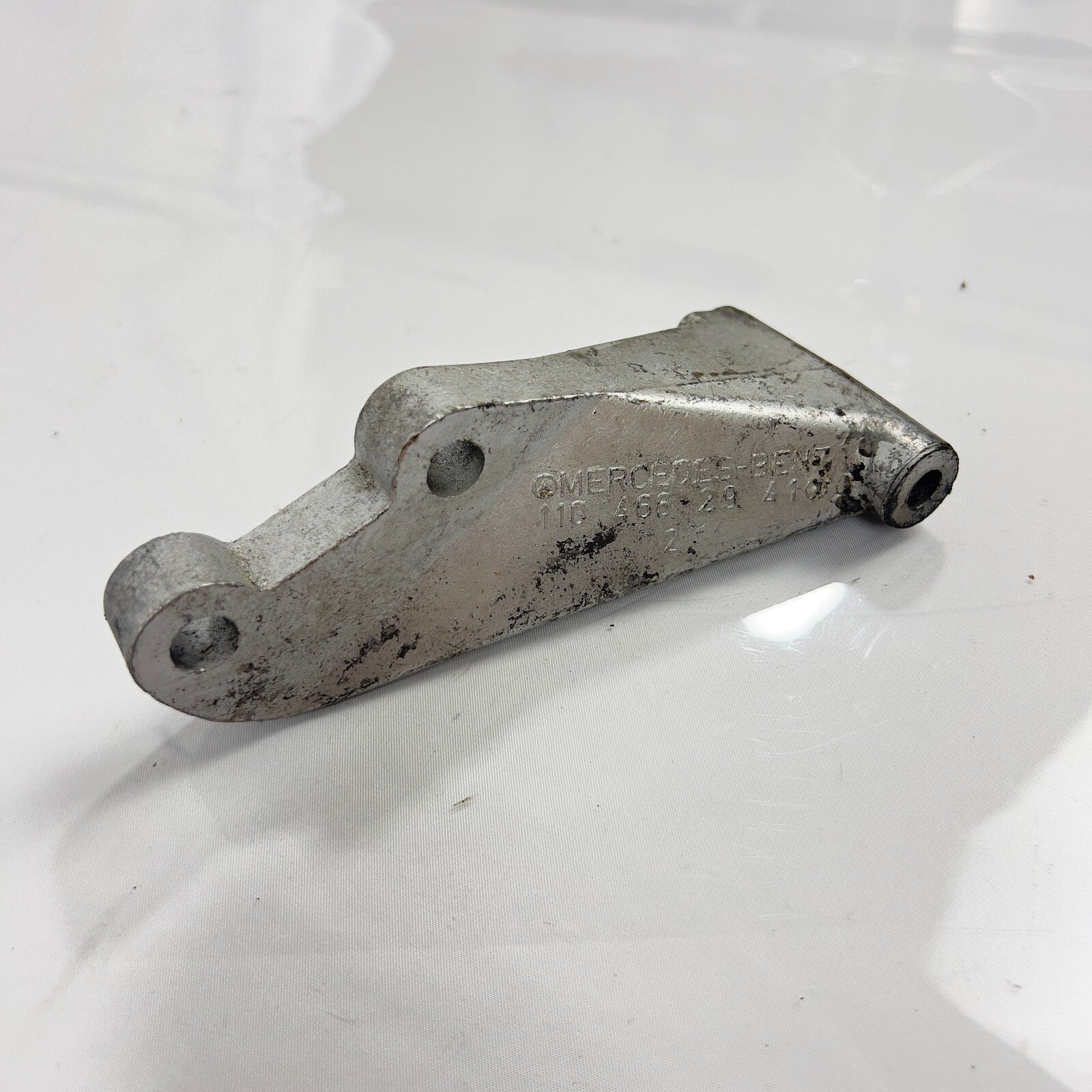 Mercedes Benz Halterung Halter Träger für W123 W110 A1104662941 – Bild 3