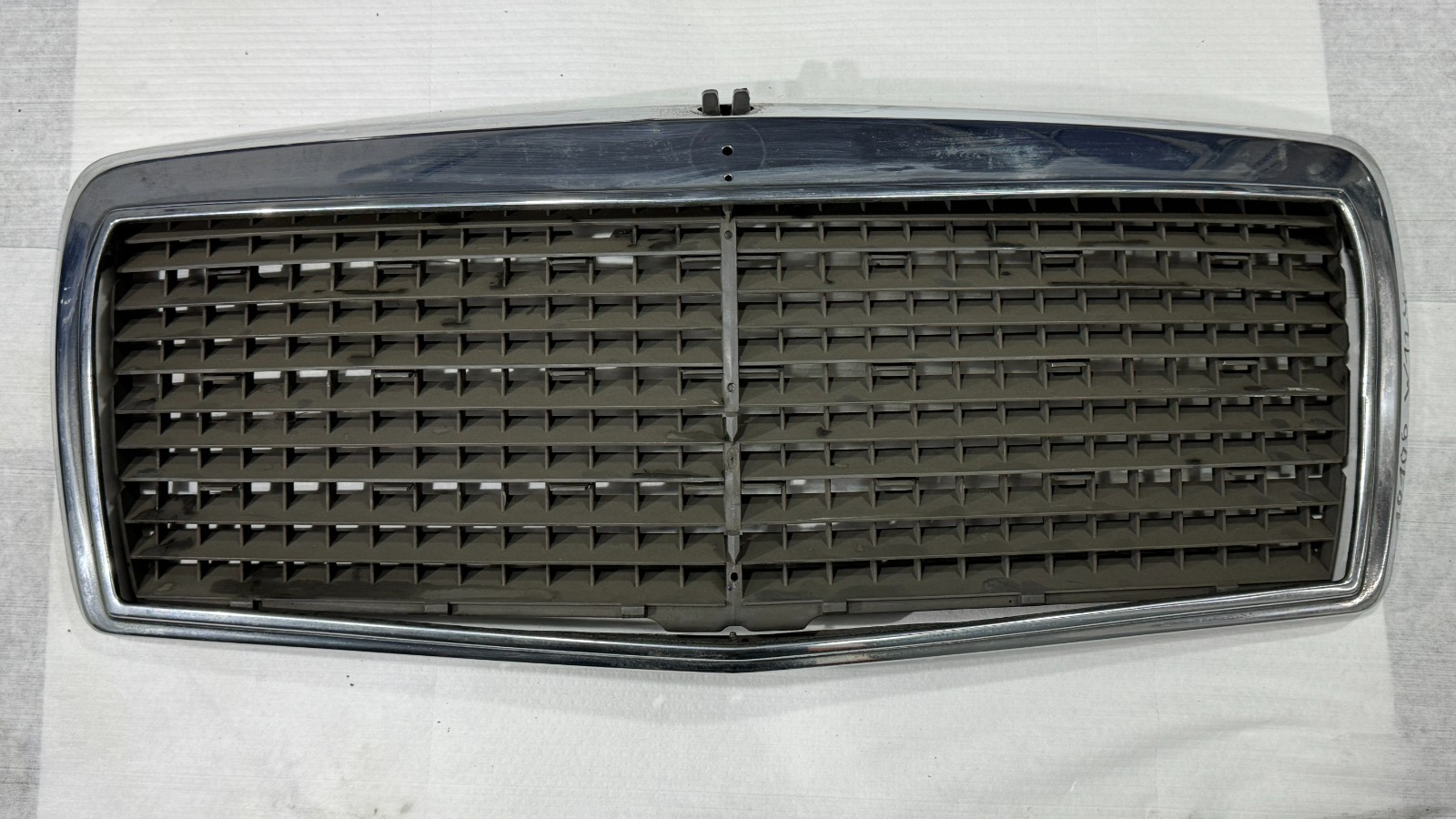 Mercedes Kühlergrill W124 Frontgrill Grill Kühler Original A1248800783 – Bild 1