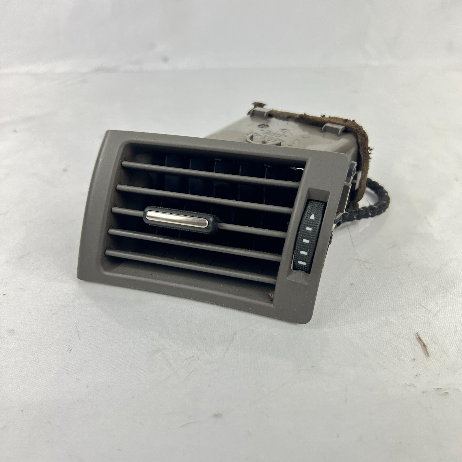 AUDI 8E0820901F Lüftungsgitter Armaturenbrett Heizungsgitter A4 Vorne Links – Bild 1