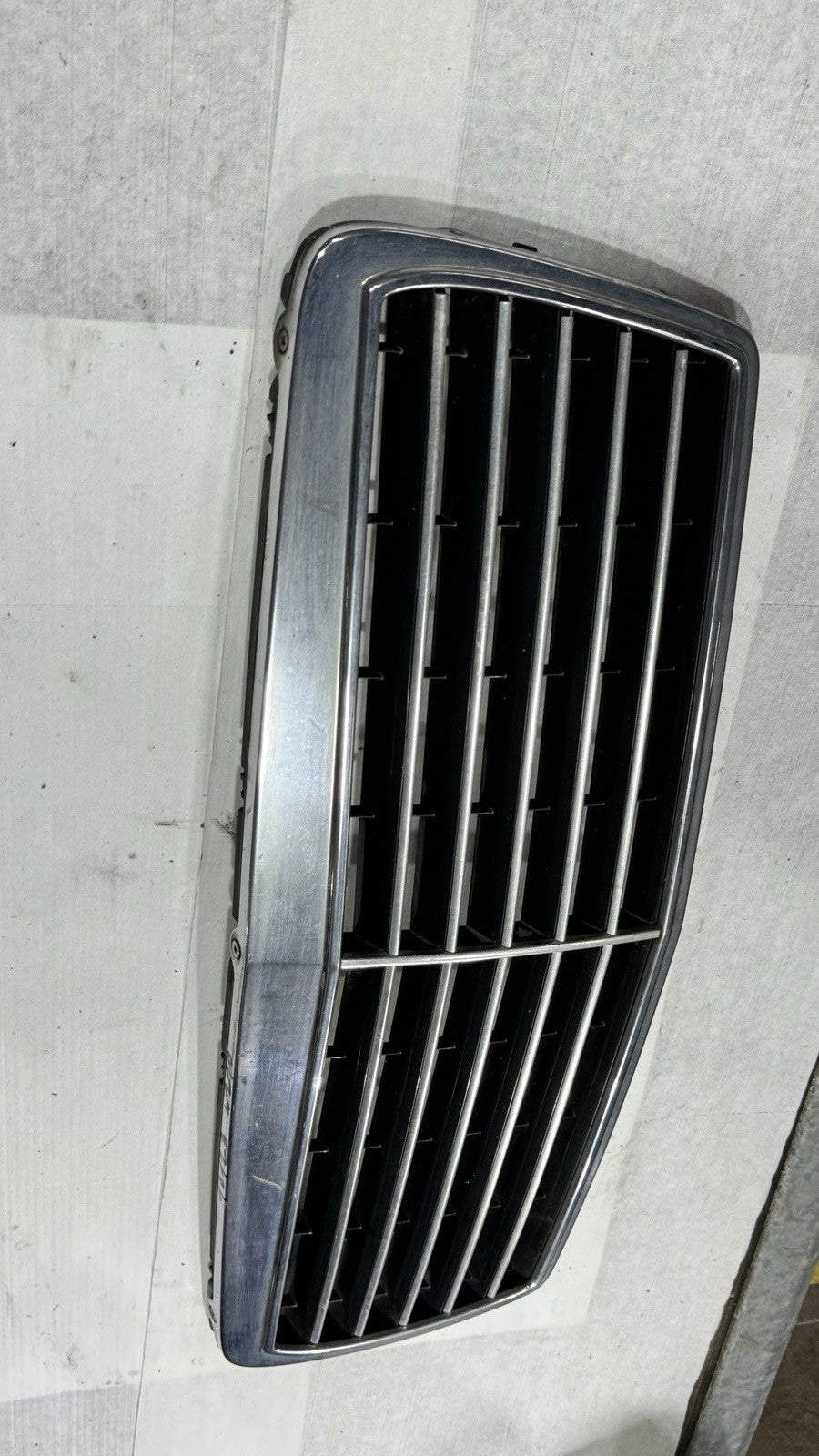 Mercedes E Klasse W210 Kühlergrill Frontgrill Original Elegance 2108800083 – Bild 3