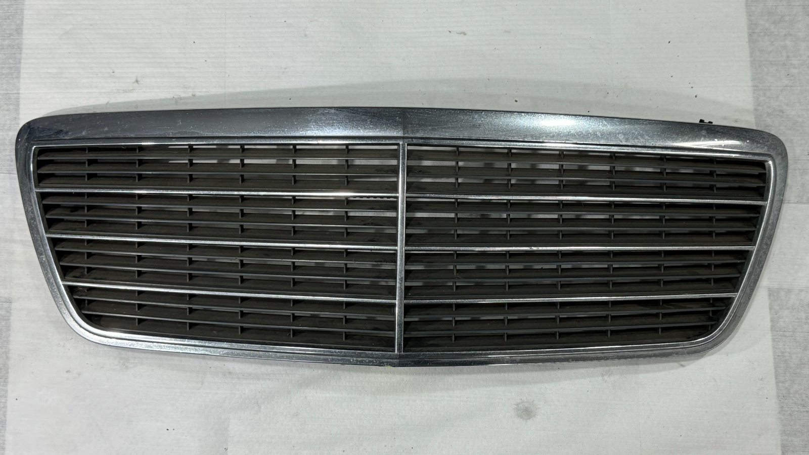 Mercedes E Klasse W210 Kühlergrill Frontgrill Original Avantgarde 2108800483 – Bild 1