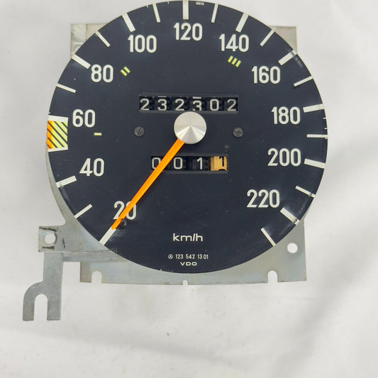 Mercedes W123 Tacho Tachometer Kombiinstrument 4 Gang VDO 220kmh 12354213010