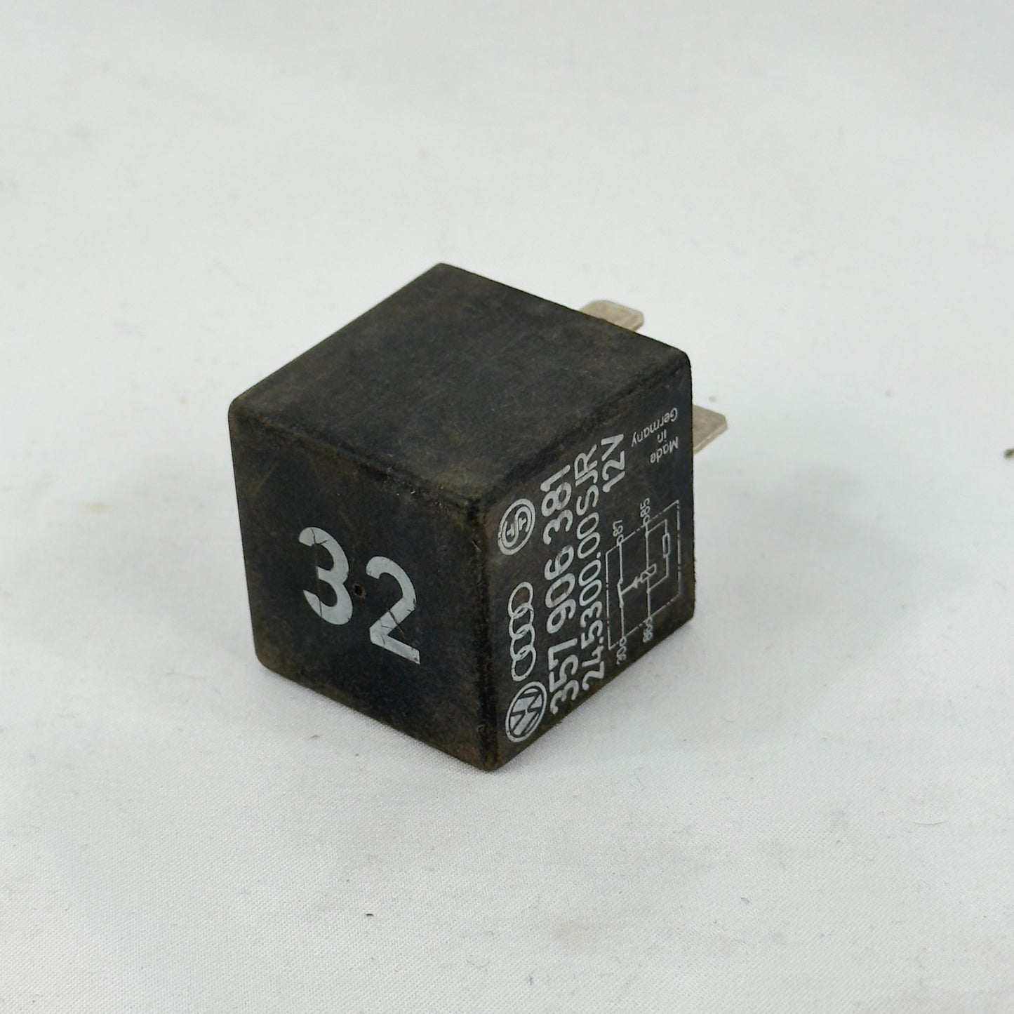 VW Relais 32 Kraftstoffpumpenrelais 357906381 Audi Seat Skoda Original0