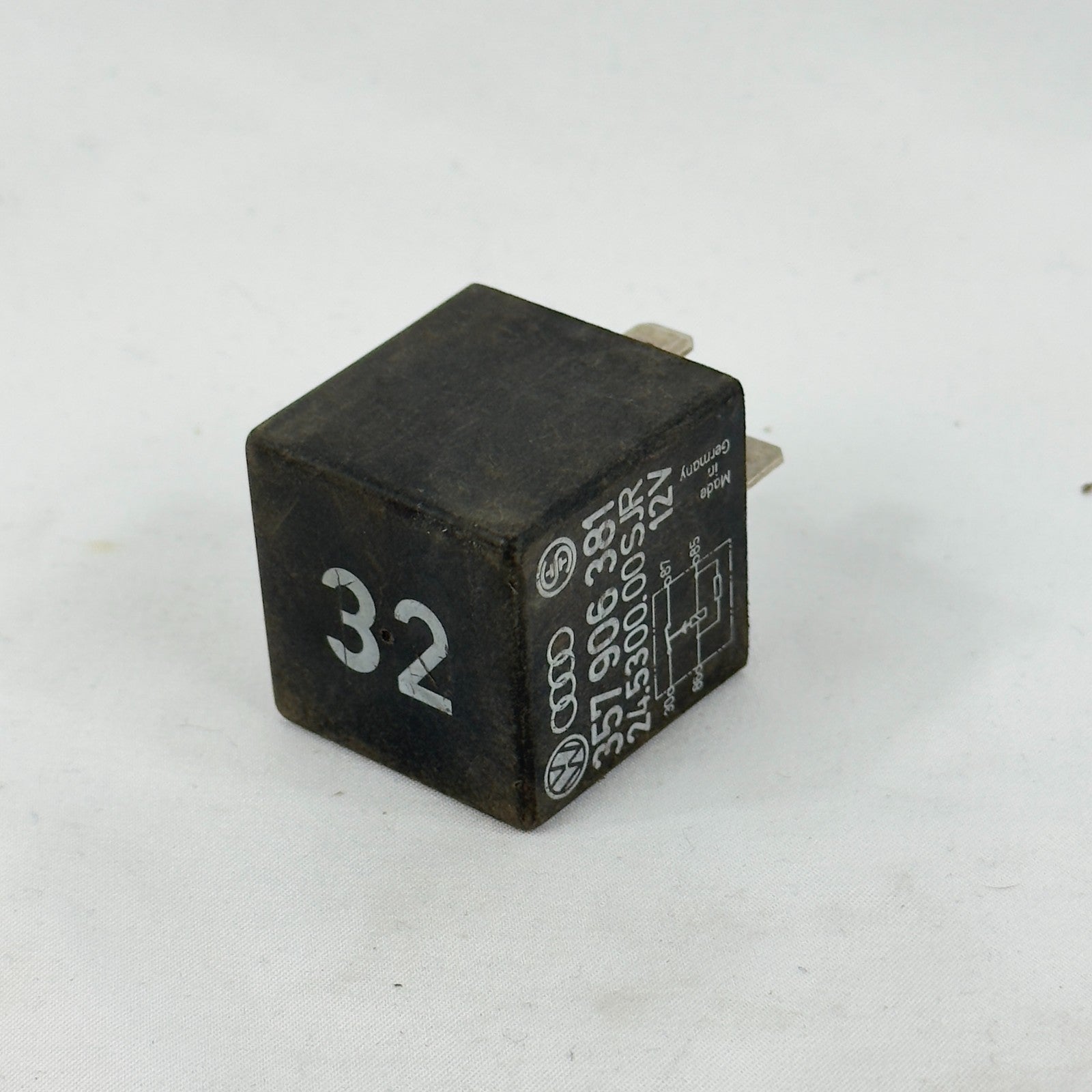 VW Relais 32 Kraftstoffpumpenrelais 357906381 Audi Seat Skoda Original0