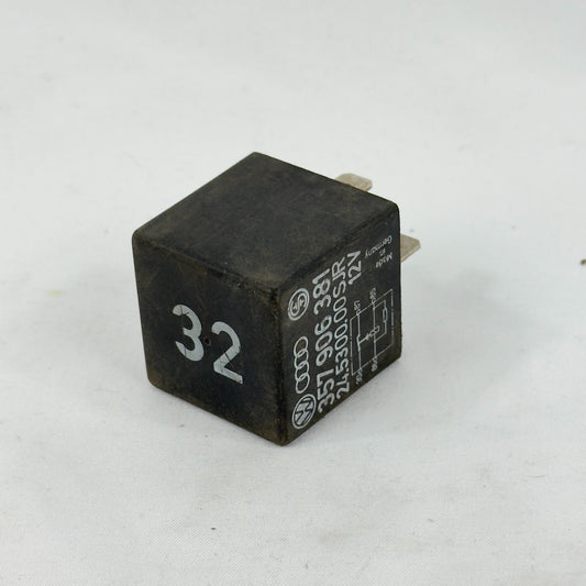 VW Relais 32 Kraftstoffpumpe 357906381 – Bild 1