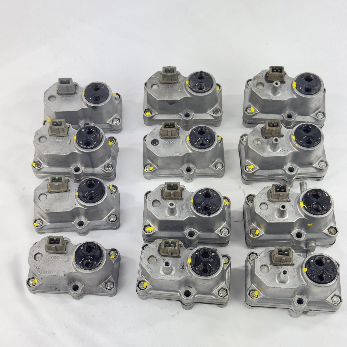 Zwölf überholte Bosch Warmlaufregler (K-Jetronic) – Draufsicht