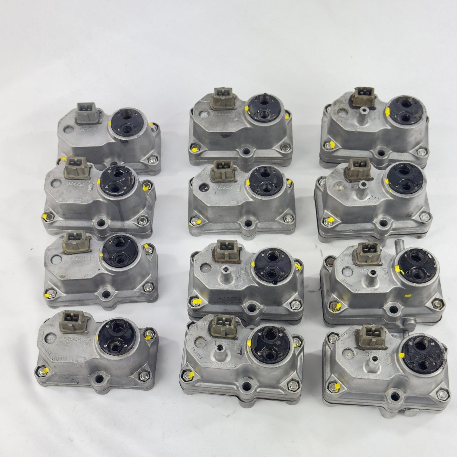 Zwölf überholte Bosch Warmlaufregler (K-Jetronic) – Draufsicht